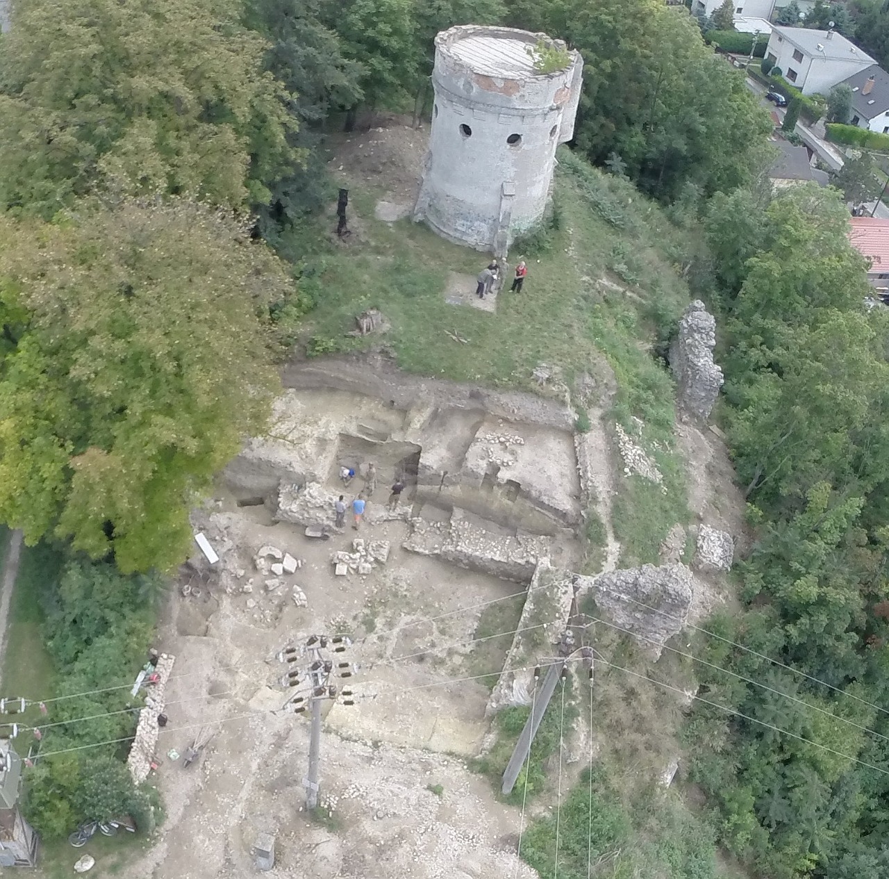 Letecký pohľad na vodárenskú vežu a archeologický výskum na hrade Čeklís